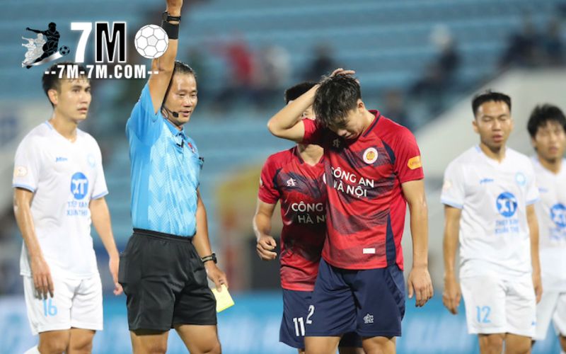 Thẻ đỏ của hậu vệ Hoàng Văn Toản và hệ lụy